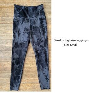 Danskin women's high rise leggings
Size Small